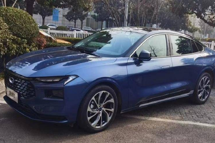 Đằng sau, Mondeo mới được trang bị đuôi xe ngắn với cánh gió vuốt lên, tích hợp logo của hãng Ford. Bên dưới cánh gió này là cụm đèn hậu LED vắt ngang đuôi xe với tạo hình gợi liên tưởng đến VinFast LUX A2.0. Ngoài ra, trên cửa cốp sau còn có tem chữ nổi "Mondeo" khá lớn. Dưới nữa là 2 đầu ống xả giả được bao quanh bằng nẹp mạ crôm và bộ khuếch tán gió thể thao.