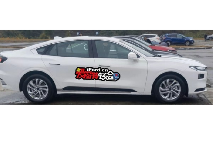 Riêng bản ST Line sẽ có những chi tiết thiết kế ngoại thất riêng như nẹp kéo dài từ hốc gió trung tâm sang hai bên, lên đến tận đèn pha, vành la-zăng 5 chấu kép và cùm phanh màu đỏ. Thêm vào đó là những chi tiết màu đen bóng như nóc, nẹp trên cửa, cánh gió đuôi, nẹp bao quanh đầu ống xả giả và bộ khuếch tán gió.