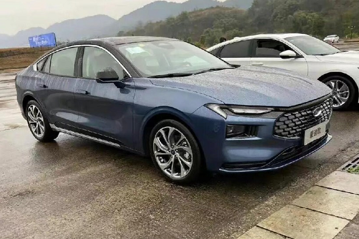 Mới đây, hãng Ford đã bất ngờ vén màn thế hệ mới của dòng sedan cỡ trung Mondeo dành cho thị trường tỷ dân. Đến nay, những chiếc Ford Mondeo 2022 mới đã bắt đầu xuất hiện tại các đại lý Trung Quốc. Qua những hình ảnh chụp tại đại lý, có thể thấy những chiếc Ford Mondeo 2022 thuộc cả 3 bản trang bị, bao gồm Fashion, Sport và ST Line.