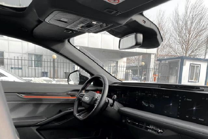 Dự kiến, xe sẽ bắt đầu được bán ra tại Trung Quốc vào tháng 3 năm nay. Hiện giá xe Ford Mondeo 2022 mới chưa được công bố nhưng có thể sẽ khởi điểm từ 200.000 Nhân dân tệ (khoảng 700 triệu đồng).