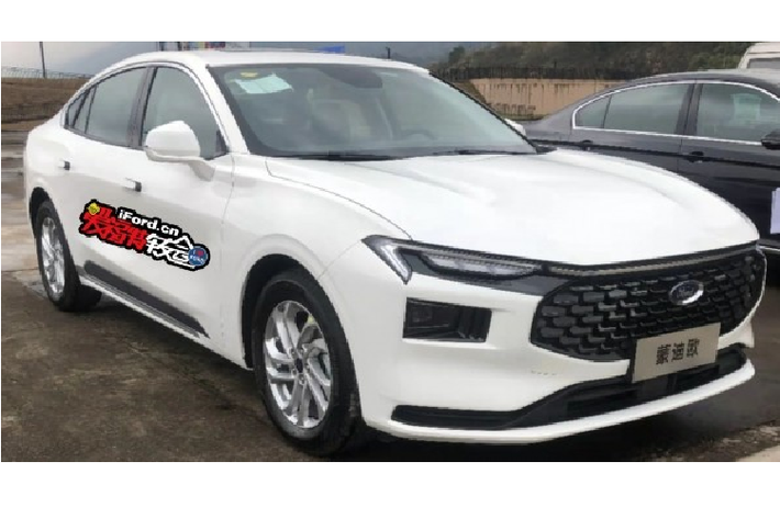 Do liên doanh Changan-Ford sản xuất, mẫu xe sedan Ford Mondeo 2022 được áp dụng ngôn ngữ thiết kế "Potential Energy Aesthetics" mới của thương hiệu Mỹ, tương tự Evos, Equator và Equator Sport. Trên đầu xe, Ford Mondeo 2022 được trang bị lưới tản nhiệt cỡ lớn với thiết kế dạng vảy, tạo hiệu ứng không gian 3 chiều.