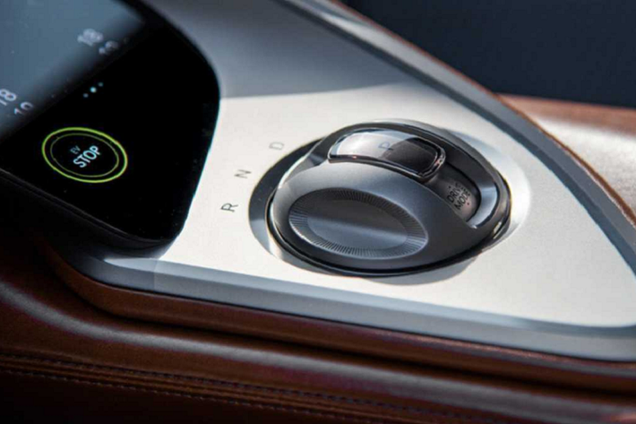 Đồ họa Two Lines tiếp tục được bắt gặp trên dải chrome cửa sổ bên phía sau và đèn hậu. Phần đuôi xe hình elip được tạo điểm nhấn với đèn phanh thứ 3 mới hình chữ V chính giữa. Bên dưới là bộ khuếch tán lớn hơn.