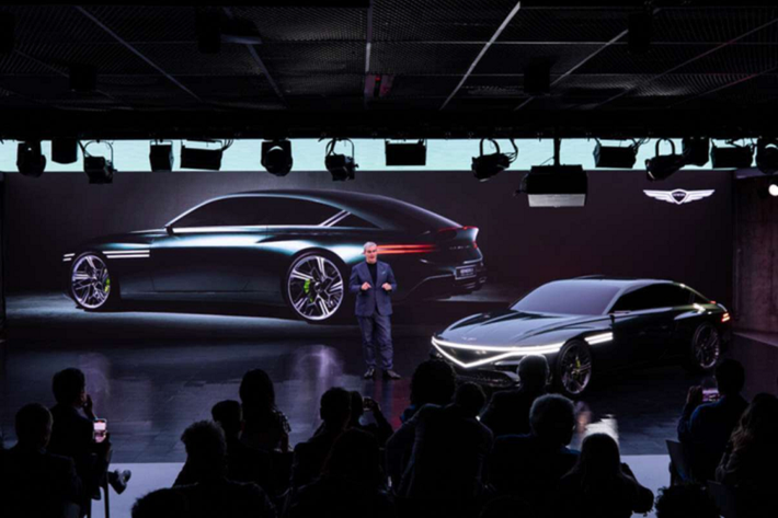 Cách phối màu tương phản giữa khu vực ghế lái và ghế phụ. Khe gió điều hòa Twin Lines chạy xung quanh cabin. Ghế xô thể thao với dây đai an toàn bốn điểm và cần số tinh thể hình cầu như trên GV60.