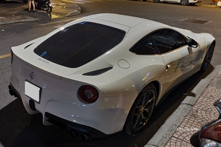 Cung cấp sức mạnh cho Ferrari F12 Berlinetta là khối động cơ hút khí tự nhiên V12 6.3L sản sinh công suất 730 mã lực và mô-men xoắn cực đại 690Nm, không thua kém gì các siêu xe hiện đại ngày nay.