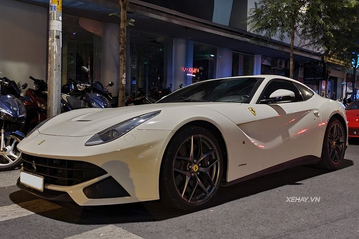 Bên cạnh màu sơn độc nhất, siêu phẩm trong bài còn là một trong hai chiếc siêu xe Ferrari F12 Berlinetta tại Việt Nam được trang bị bộ mâm nhôm đúc 5 chấu kép màu xám ghi mờ 20 inch, đi kèm với hệ thống phanh gốm hiệu suất cao, cùm phanh màu xám tro và lốp thể thao Pilot Super Sport của Michellin.