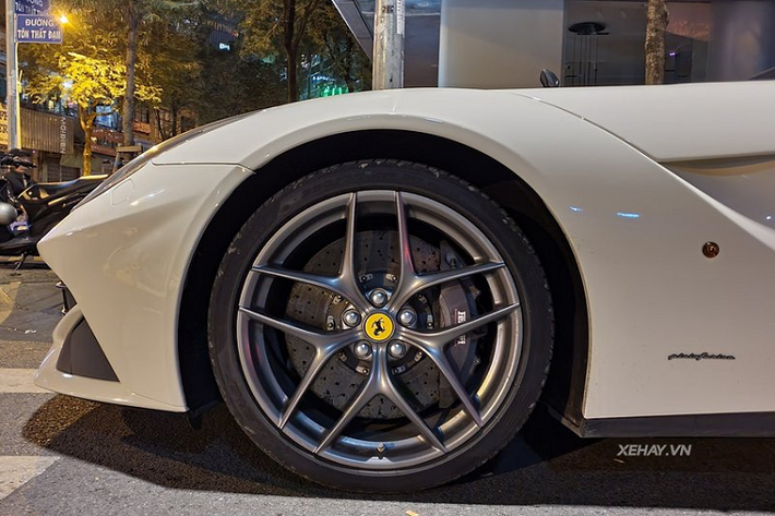 Đầu xe nổi bật với lưới tản nhiệt cỡ lớn trông rất hầm hố và nắp ca-pô thể thao với hốc gió cỡ lớn ở trung tâm, trong khi đó phần thân xe gây ấn tượng với các đường dập nổi cùng nhiều khe gió thể thao.