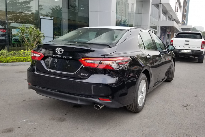 Với mức giá xe Toyota Camry 2022 bán ra là 1,05 tỉ đồng, 2.0G là phiên bản thấp cấp nhất của Toyota Camry 2022, hướng đến đối tượng khách hàng thực dụng mong đợi một chiếc sedan rộng rãi vừa túi tiền, đang phân vân giữa các lựa chọn khác trong phân khúc như KIA K5 hay Mazda6. Điểm khác biệt của Toyota Camry 2022 là nhập khẩu nguyên chiếc chứ không lắp ráp trong nước như các mẫu xe đối thủ.