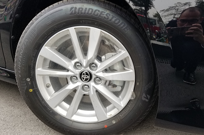 Mẫu sedan hạng D này có kích thước dài, rộng, cao lần lượt 4.885 x 1.840 x 1.445 (mm), chiều dài cơ sở 2.825 mm và khoảng sáng gầm xe 140 mm. Phiên bản 2.0G nhẹ nhất trong các phiên bản của Toyota Camry 2022 với trọng lượng 1.515 kg, trong khi phiên bản 2.5HV nặng nhất với 1.665 kg.