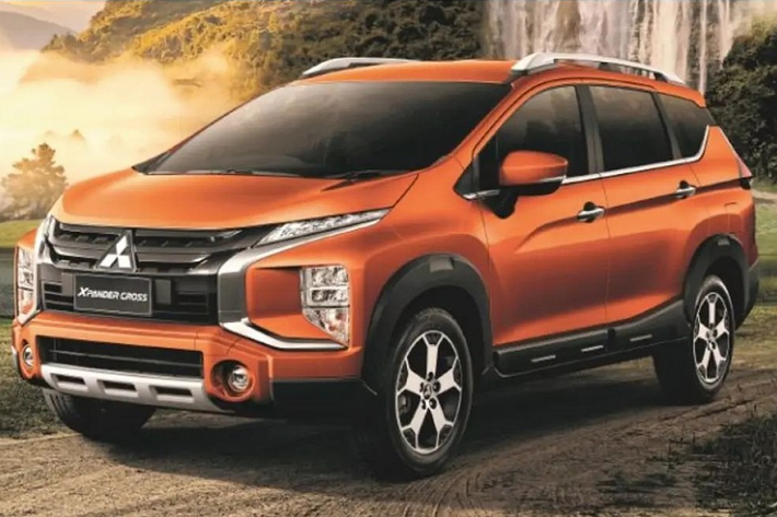 Đáng tiếc là chưa có hình ảnh nội thất của Mitsubishi Xpander Cross 2023. Trong khi đó, ở phiên bản 2022, xe được trang bị vô lăng mới và màn hình thông tin giải trí dạng cảm ứng 9 inch nằm độc lập trên mặt táp-lô. Hệ thống điều hòa đi kèm màn hình hiển thị LCD và nút chỉnh dạng cuộn mới cũng có bên trong xe.