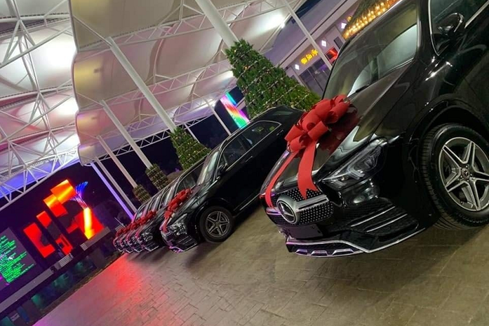 Tuy nhiên, đại diện của doanh nghiệp ngay sau đó đã đính chính rằng dàn xe sang đó không phải là thưởng Tết mà là cách doanh nghiệp hỗ trợ nhân viên để họ có thể mua xe đi làm, phục vụ cho công việc.