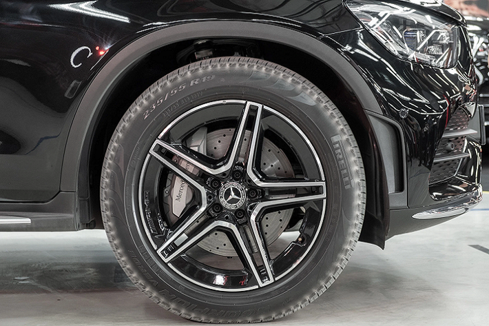 Mercedes-Benz GLC 300 của cầu thủ Hoàng Đức mới mua được trang bị động cơ I4, dung tích 2.0 lít, sản sinh ra công suất tối đa là 258 mã lực và mô-men xoắn cực đại đạt 370 Nm.