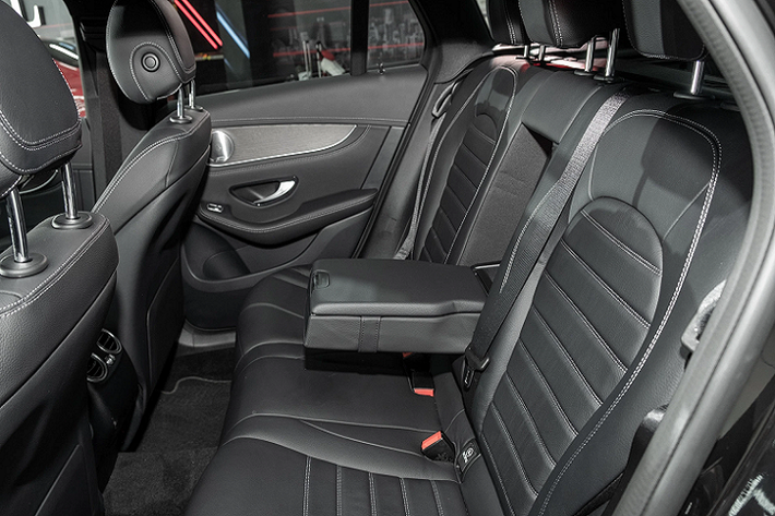 Ngoài màu sơn xanh Cavansite, chiếc Mercedes-Benz GLC 300 của tiền vệ Hoàng Đức mới nhận bàn giao còn có gói trang bị AMG Line đặc trưng bao gồm lưới tản nhiệt sao rơi, mâm AMG thiết kế 5 chấu kép kích cỡ 19 inch. Ngoài ra, xe cũng được trang bị cụm đèn LED tích hợp công nghệ Multibeam.