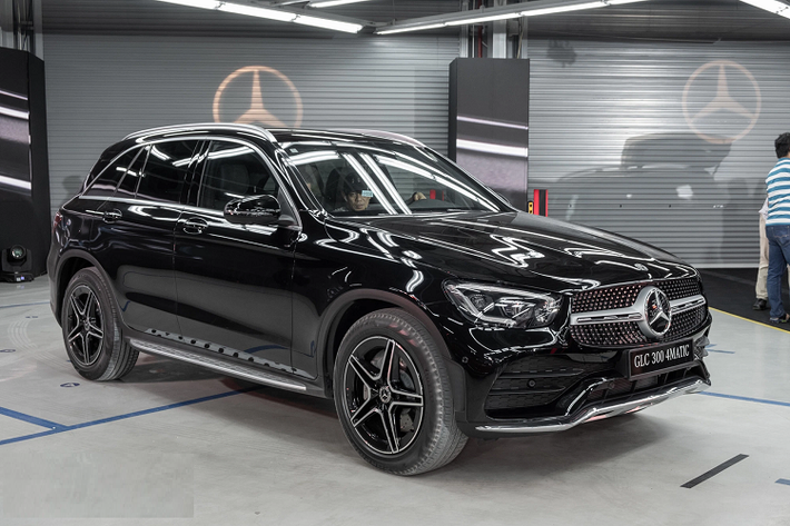 Trang bị hộp số vẫn là loại tự động 9 cấp 9G-Tronic quen thuộc, đi kèm với hệ dẫn động 4 bánh 4Matic. Theo thông số của nhà sản xuất, xe có khả năng tăng tốc từ vị trí xuất phát lên 100 km/h chỉ trong vòng 6,2 giây.