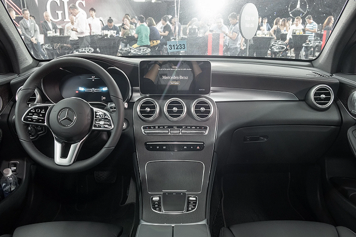 Khá thú vị là trước Hoàng Đức, Văn Hậu hay Quảng Hải cũng đã sở hữu dòng xe Mercedes-Benz GLC 300 nhưng 2 chiếc xe của các cầu thủ này lại có màu sơn đen Obsidian, còn tiền vệ sinh năm 1998 lại chọn cho mình màu sơn xanh bóng.