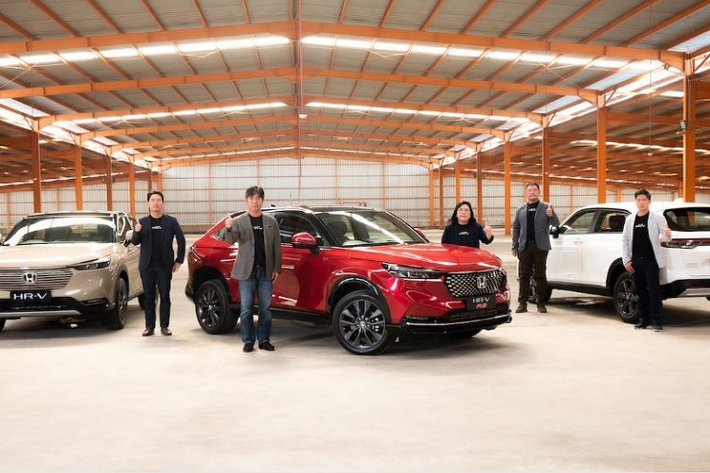 Hôm nay, ngày 23/3/2022, hãng Honda đã chính thức giới thiệu thế hệ mới của dòng xe HR-V ở thị trường Indonesia thông qua sự kiện trực tuyến. Đúng như thông tin từ trước đó, tại thị trường Indonesia, mẫu SUV cỡ B này có tổng cộng 4 bản trang bị, bao gồm S, E, SE và Turbo RS. Giá xe Honda HR-V 2022 tại đất nước vạn đảo dao động từ 355,9 - 499,9 triệu Rupiah (khoảng 566 - 795 triệu đồng).