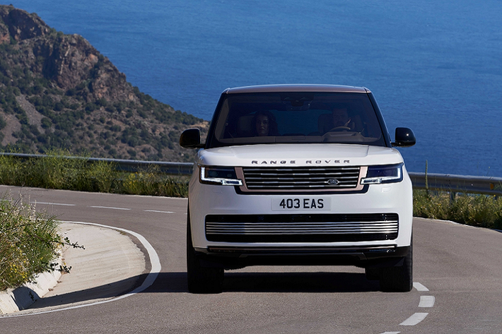 Các vật liệu độc quyền, chủ đề thiết kế cho Range Rover SV cũng được tuyển chọn kỹ lưỡng cùng phạm vi cá nhân hóa lớn hơn bao giờ hết từ các chuyên gia tại Trung tâm Chế tạo Phiên Bản Đặc biệt (SVO). Theo hãng xe Anh Quốc, có tới 1,6 triệu cấu hình khách hàng có thể xây dựng dành riêng cho mình khi lựa chọn Range Rover SV hoàn toàn mới.