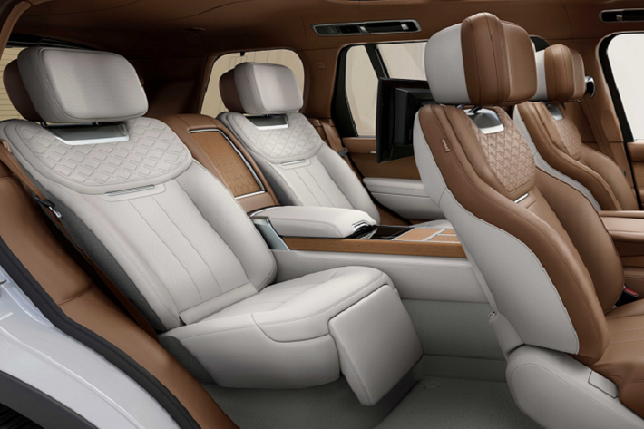 Ngoài ra, khách hàng có thể lựa chọn 2 phiên bản chủ đề SV Serenity hoặc SV Intrepid. Mỗi chủ đề sẽ mang đến cho Range Rover khá năng tùy biến riêng biệt, độc lập cho ngoại thất và nội thất, hoặc kết hợp với ngoại thất và nội thất tiêu chuẩn, hoặc lựa chọn đồng bộ xuyên suốt trên chiếc xe. Nội thất cũng có tùy chọn nâng cấp hai tông màu tương phản, khác biệt ở hàng ghế trước và hàng ghế sau trong cabin.