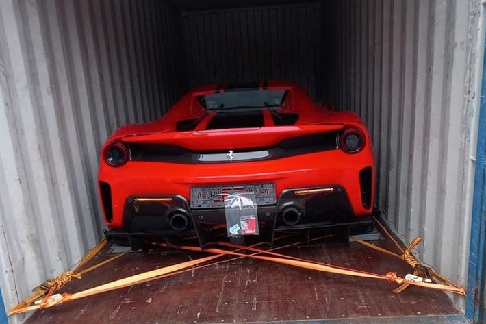 So với chiếc siêu xe Ferrari 488 Pista Coupe duy nhất tại Việt Nam đang định cư ở Sài thành, phiên bản Ferrari 488 Pista Spider có lợi thế với phần mái nhà tùy biến chỉ thông qua 1 nút bấm, điều này cho phép chủ xe có thể giúp Ferrari 488 Pista Spider từ bản Coupe thành mui trần khá dễ dàng qua nút bấm đặt trong bảng điều khiển. Thời gian đóng hoặc mở mui xếp cứng của xe Ferrari 488 Pista Spider chỉ trong 15 giây.