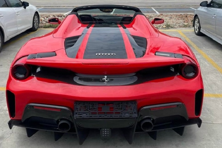 Về sức mạnh, siêu xe muit trần Ferrari 488 Pista Spider đầu tiên về Việt Nam trong năm 2022 này được trang bị khối động cơ V8, dung tích 3.9 lít, sản sinh công suất tối đa lên đến 710 mã lực tại vòng tua máy 8.000 vòng/phút và mô-men xoắn cực đại 770 Nm tại vòng tua máy 3.000 vòng/phút.