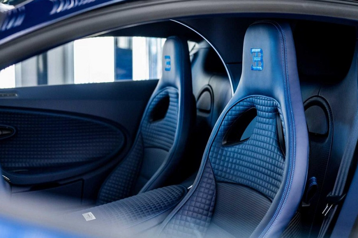 Quá dễ dàng để giới mê xe nhận ra 2 màu sắc này lấy ý tưởng từ Bugatti EB110 GT đang có mặt trong garage của chủ nhân chiếc Centodieci, một nhà sưu tập khá nổi tiếng.