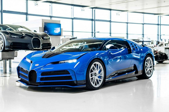 Như vậy, chỉ có đúng 10 chiếc siêu xe triệu đô Bugatti Centodieci được sản xuất và xe đầu tiên đã được xuất xưởng sau gần 3 năm ra mắt. Ngoại thất chiếc Bugatti Centodieci này được hoàn thiện màu xanh EB110 Blue đi kèm mâm màu bạc EB110 Sport Silver.