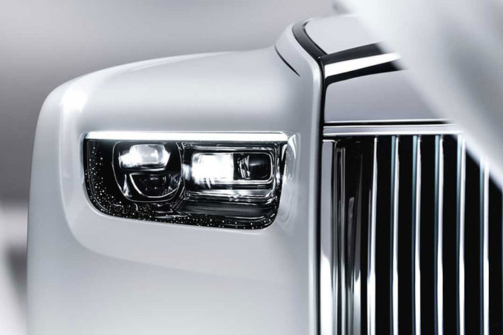 Nâng cấp quan trọng nhất ở Rolls-Royce Phantom 2023 mới chính là lưới tản nhiệt Phantheon phát sáng với đường nẹp ốp viền sáng bóng, trong khi đó các nan dọc của lưới tản nhiệt được thiết kế đặc biệt tạo cảm giác như đèn định vị trên mặt "đèn pha".