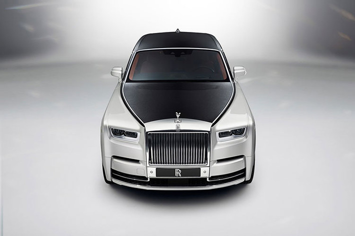 Hiện tại, thương hiệu xe siêu sang của Anh vẫn chưa công bố giá xe Rolls-Royce Phantom 2023, nhưng theo dự đoán nó sẽ có giá tương đương với mẫu xe tiền nhiệm. Điều này cũng không quá quan trọng bởi các khách hàng mua xe thường trang bị thêm nhiều chi tiết bespoke, đồng nghĩa rằng giá xe sẽ phụ thuộc nhiều vào mức độ cá nhân hóa của xe.