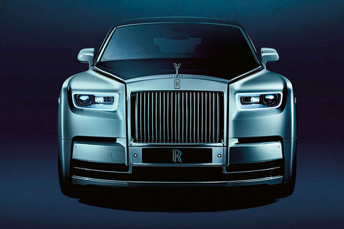 Thêm vào đó, Rolls-Royce Phantom 2023 cũng sẽ có thêm các tùy chọn cá nhân như nan lưới crôm tối màu, nắp capô đen, kính tối màu và ốp trang trí cho khung bên. Ngoài ra, vô lăng của xe cũng đã được làm dày hơn nhằm tăng cảm giác cầm nắm do nhiều chủ xe Rolls-Royce ngày càng thích tự lái hơn là ngồi hàng ghế sau.