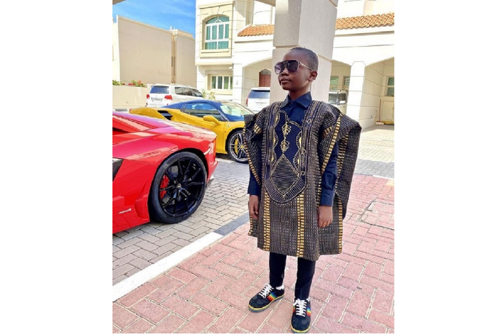 Thậm chí Mompha còn hào hứng khoe về việc bản thân đã từng trải nghiệm đi du lịch vòng quanh thế giới trên chính chuyên cơ được bố tặng.