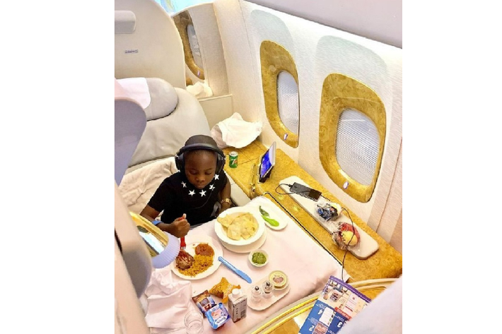 Tài khoản Instagram của Mompha Junior hiện có gần 26.000 người theo dõi, đây cũng là nơi cậu bé thường xuyên chia sẻ về cuộc sống sang chảnh của mình.