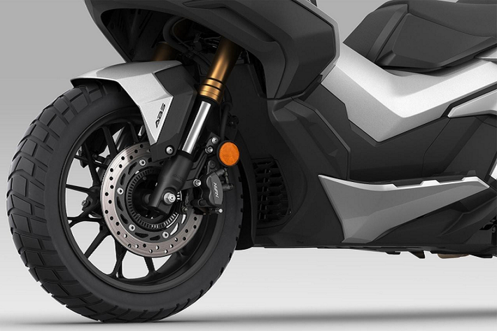 Phía trên là kính chắn gió có độ cao vừa phải, đủ để che lấy cụm đồng hồ và ngăn gió tạt vào người lái. Thân và đuôi xe Honda ADV 350 mang vẻ cơ bắp, cứng cáp nhờ thiết kế hình khối ăn khớp với nhau, phù hợp với phong cách Adventure của xe.