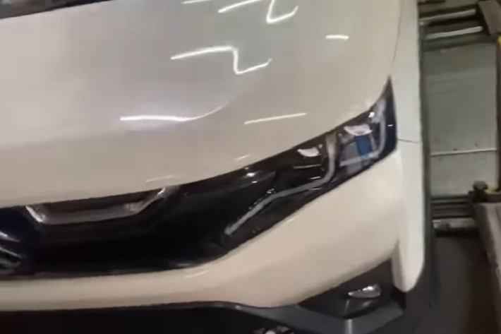 Không chỉ tiện nghi, Suzuki Brezza 2022 còn an toàn hơn với những tính năng mới như 6 túi khí, hệ thống kiểm soát hành trình, camera 360 độ, hệ thống cân bằng điện tử tích hợp giảm thiểu lật xe và hệ thống hỗ trợ khởi hành ngang dốc. "Trái tim" của Suzuki Brezza 2022 là hệ truyền động mild hybrid tương tự loại dùng cho Ertiga mới. Hệ truyền động này bao gồm máy xăng 4 xi-lanh, dung tích 1.5L, sản sinh công suất tối đa 102 mã lực và mô-men xoắn cực đại 137 Nm.