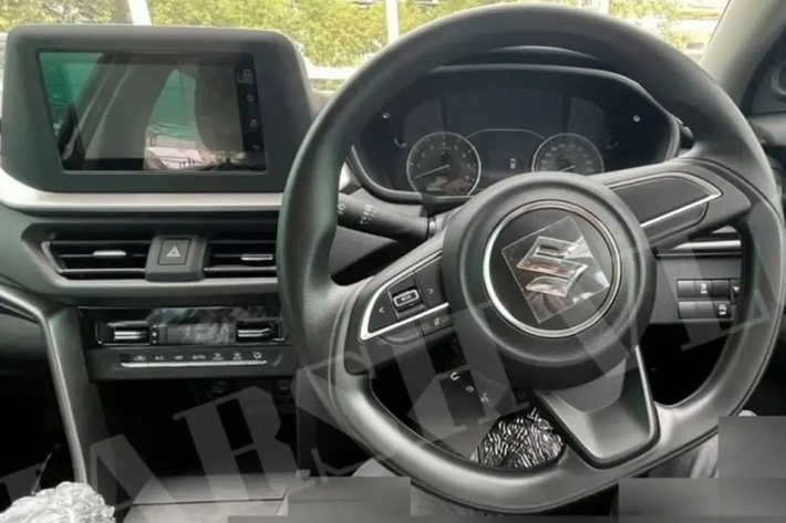 Trái với đầu xe, thiết kế bên sườn của Suzuki Brezza 2022 chỉ được cải tiến nhẹ với nẹp thân xe màu đen rộng hơn và bộ vành hợp kim phối 2 màu mới. Trong khi đó, đằng sau mẫu SUV hạng A này có thêm cụm đèn hậu thể thao hơn, tem chữ nổi "Brezza" mới cùng cửa cốp và cản va nâng cấp. Nhìn chung, thiết kế tổng thể của Suzuki Brezza 2022 vẫn giữ nguyên như cũ, không có sự thay đổi ở các tấm thân vỏ trên xe. Những trang bị như ốp gương chiếu hậu tích hợp đèn báo rẽ, cột sơn màu đen, baga nóc và cánh gió mui vẫn được bê nguyên từ phiên bản cũ sang.