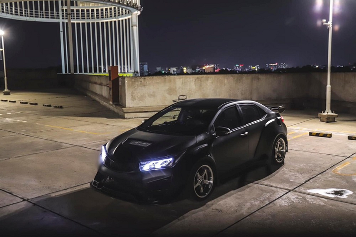 Chính vì điều này mà đã thôi thúc 1 chủ xe Toyota Corolla Altis ở Sài Gòn làm điều gì đó cho độc lạ và bộ body kit xe Toyota Corolla Altis ra đời với phong cách xe thể thao cực ngầu và cả khoang lái cũng được trang bị một số đồ chơi khiến không ít người đã choáng váng và khâm phục độ đam mê của chủ nhân.