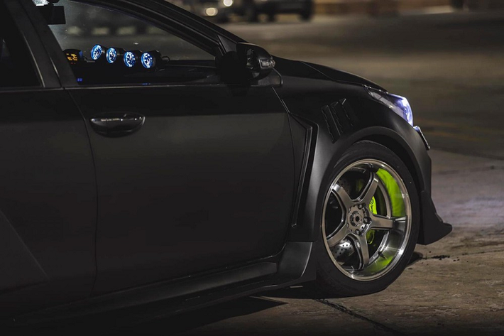 Xưởng độ tại Sài thành gợi ý body kit cực kỳ hầm hố cho xe Toyota Corolla Altis đời 2015 này có thể đáp ứng các yếu tố trên. Đầu tiên là đi vào phần đầu xe ta thấy có nắp capô với các đường gân nổi và khe gió hầm hố, cản va trước, lưới tản nhiệt được tạo hình hoàn toàn mới lạ so với xe nguyên bản, hốc gió giữa mở rộng tối đa, còn 2 hốc gió bên hông cũng được hoàn thiện lại với điểm nhấn thanh chia gió nằm ngang.