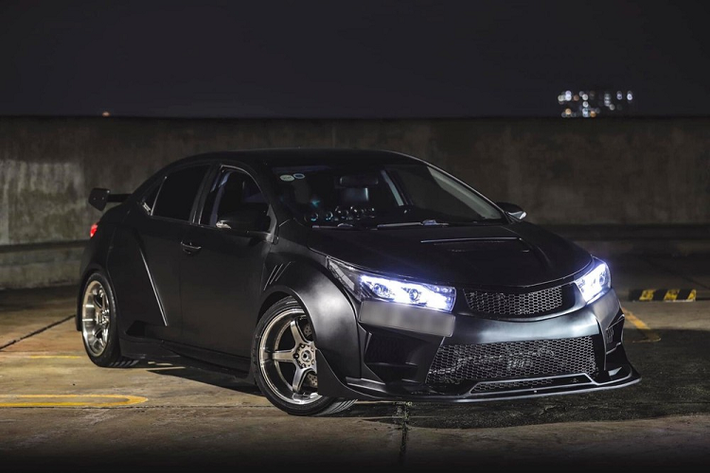 Cuối cùng là việc chủ xe remap lại động cơ nhằm tăng công suất cũng như hệ thống treo được nâng cấp lên loại thể thao. Nguyên bản dòng xe sedan hạng C Toyota Corolla Altis đời 2015 có 2 sự lựa chọn ở động cơ là 1.8 và 2.0 khác, trong đó, chiếc xe độ thuộc dòng 1.8G nên có công suất tối đa 138 mã lực và mô-men xoắn cực đại là 172 Nm.