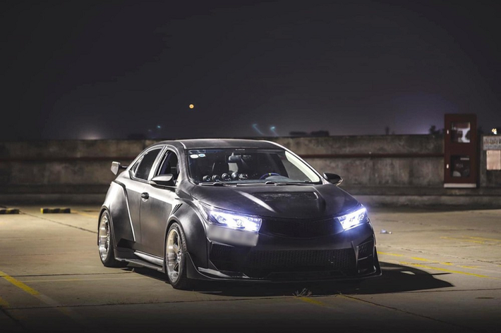 Bộ body kit cực hầm hố đã giúp chiếc xe sedan hạng C Toyota Corolla Altis biến thành mẫu xe thể thao 2 cửa, không chỉ thế, ngoại hình xe đã cực kỳ hầm hố với dàn áo thân rộng, bên trong khoang lái cũng được độ lại với vô lăng xe đua có thể tháo rời, 4 đồng hồ thể thao...