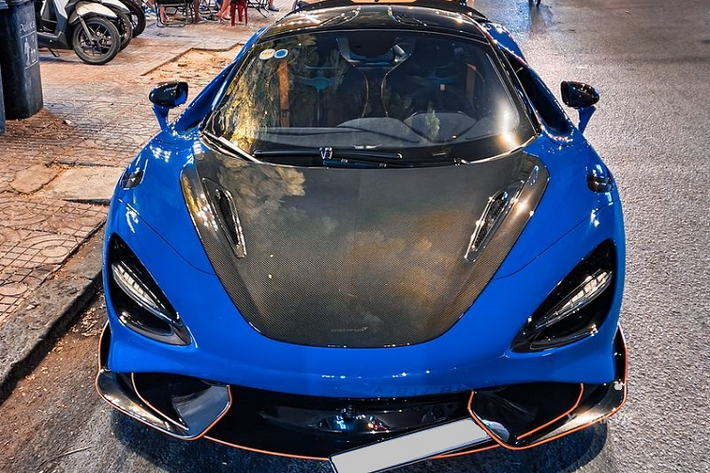 Sức mạnh của McLaren 765LT màu Paris Blue độc nhất tại Việt Nam đến từ khối động cơ tăng áp kép V8 4.0L sản sinh công suất 765 mã lực và mô-men xoắn cực đại 799 Nm, giúp xe tăng tốc từ 0 - 100 km/h chỉ trong 2,8 giây, trước khi cán tốc độ tối đa 330 km/h.