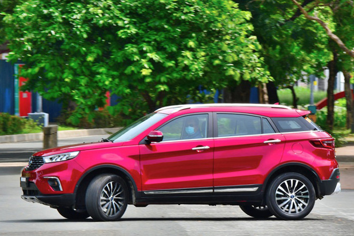 Nội thất xe thiết kế trẻ trung, hiện đại và cao cấp. Các trang bị gồm; hệ thống màn hình giải trí kích thước 10 inch có kết nối SYNC 3 và điện thoại thông minh, các cổng sạc USB, sạc không dây trên bản cao cấp, toàn bộ ghế ngồi bọc da kèm chức năng chỉnh điện ở hàng ghế trước, âm thanh 8 loa, gương chiếu hậu chống chói, điều hoàn tự động... .