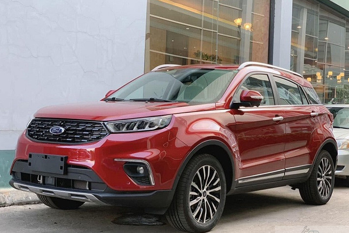 “Sức mạnh” của Ford Territory tới từ động cơ xăng EcoBoost 4 xy-lanh tăng áp 1.5L, sản sinh công suất tối đa 143 mã lực và 225 Nm mô-men xoắn. Đi kèm với đó là trang bị hộp số tự động vô cấp CVT và hệ dẫn động cầu trước.