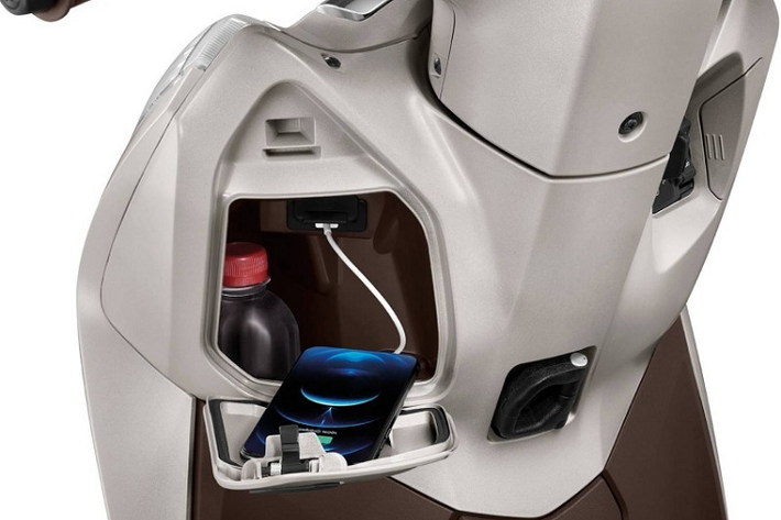 Về mặt trang bị, Honda Lead 125 phiên bản mới tại Thái Lan được trang bị khóa thông minh Smart Key vừa giúp tăng khả năng chống trộm, vừa giúp tìm kiếm xe trong bãi đậu xe dễ hơn.