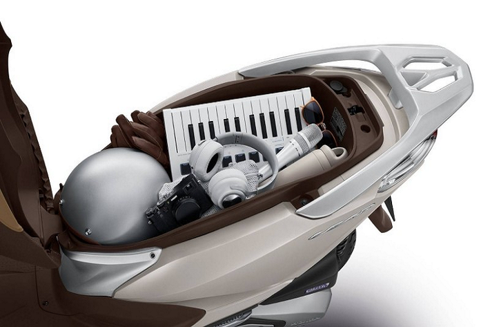 Hệ thống chiếu sáng trên xe cũng trang bị sẵn đèn LED giúp tăng hiệu năng chiếu sáng, đồng hồ analog hiển thị tốc độ kết hợp với màn hình CLCD hiển thị lượng xăng và thời gian. Nâng cấp đáng chú ý nhất của Honda Lead 125 phiên bản mới chính là động cơ eSP+ dung tích 125cc, 4 van thừa hưởng từ mẫu Honda SH Mode.