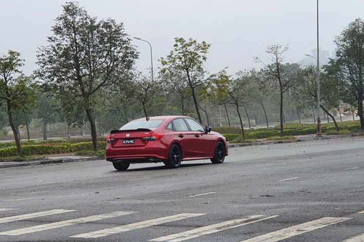 Về truyền động, Honda Civic 2022 được trang bị động cơ tăng áp 1.5L DOHC VTEC, sản sinh công suất 178 mã lực tại 6.000 vòng/phút và mô-men xoắn 240 Nm từ 1.700-4.500 vòng/phút.