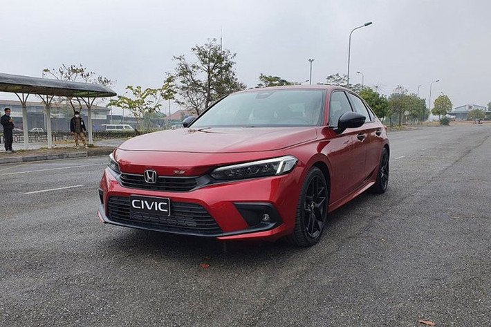 Động cơ này đi kèm hộp số tự động vô cấp CVT và hệ dẫn động cầu trước. Xe có ba chế độ lái gồm: ECON, Normal và Sport (chỉ dành cho RS). Mức giá xe Honda Civic 2022 tại Việt Nam chưa được công bố, nhưng dự kiến tăng nhẹ so với thế hệ hiện tại.