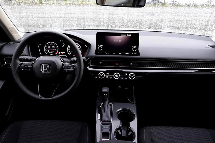 Bên trong cabin, Honda Civic G 2022 được cung cấp một loạt các trang bị, tính năng nổi bật như màn hình giải trí 7 inch hiện diện giữa trung tâm bảng táp-lô, hệ thống ghế bọc nỉ, hệ thống âm thanh 8 loa, đề nổ từ xa, gói công nghệ an toàn nâng cao Honda Sensing, nhưng không có camera theo dõi làn đường (Lane Watch).