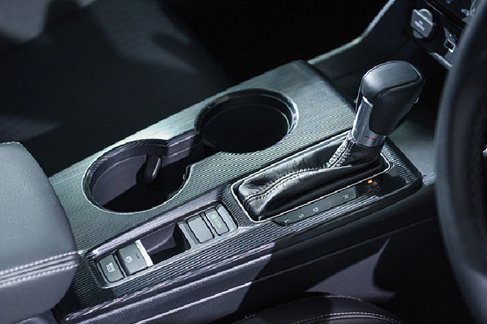 So với Honda Civic E 2022, phiên bản G được bổ sung thêm cửa gió điều hòa hàng ghế sau, tính năng gập gương tự động. Nhưng khi so với bản RS, Honda Civic G 2022 lại không có chế độ lái Sport và lẫy chuyển số sau vô-lăng. Đặc biệt, Civic G 2022 sẽ được cung cấp tuỳ chọn sơn ngoại thất màu Morning Mist Blue Metallic độc quyền.