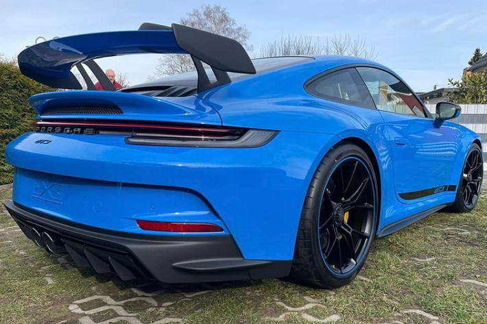 Cánh gió cỡ lớn đặt cao phía đuôi là điểm đặc trưng của dòng xe 911 GT3 mới nhất. Phần thân xe nổi bật với thiết kế mang nét truyền thống cổ điển vốn có của dòng 911 kết hợp với cặp mâm 5 chấu kép cỡ lớn sơn đen cực ngầu, bộ lốp mỏng cùng má phanh màu vàng tương phản gia tăng thêm sự nổi bật của chiếc xe.