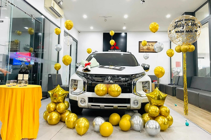 Chiếc Mitsubishi Xpander Cross của Lộc Fuho có ngoại thất màu trắng, cản trước / sau hầm hồ hơn so với Xpander tiêu chuẩn. Thân xe cũng có nhiều ốp nhựa đen để tăng vẻ thể thao cho xe, trên nóc thì có thêm giá để chở hàng. Xe được trang bị cụm đèn chiếu sáng LED, đèn định vị LED, đèn hậu LED và đèn sương mù LED.