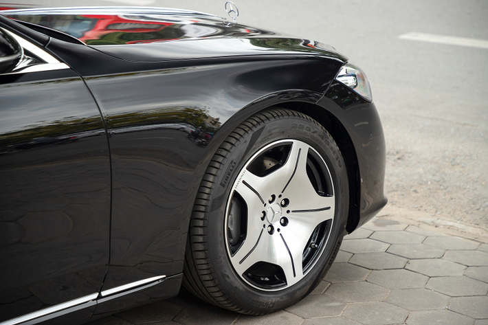 Về thiết kế tổng thể, kích thước các chi tiết nhận diện của dòng Maybach vẫn được giữ lại trên bản giá rẻ này. Về mặt kích thước, Maybach S-Class 2022 có chiều dài 5.468 mm, chiều rộng 1.920 mm, chiều cao 1.508 mm và chiều dài trục cơ sở 3.395 mm. Xe được trang bị bộ mâm thiết kế đặc biệt cho các biến thể Maybach và có kích thước 19 inch. Lưới tản nhiệt gồm 27 nan đặt dọc làm từ kim loại mạ chrome, tích hợp hệ thống radar trước, camera trước và dập dòng chữ Maybach. Các khe hút gió dưới làn từ lưới màu đen và khung kim loại mạ chrome.