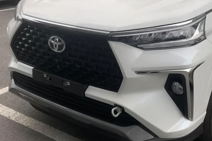 Mẫu xe MPV Toyota Veloz Cross 2022 mang thiết kế mới lạ, đầy hấp dẫn. Xe được trang bị đèn pha full-LED, mặt ca-lăng mạ crôm, đèn hậu LED, “dàn chân” lắp bộ mâm 17 inch. Nhìn chung, Toyota Veloz Cross 2022 mang thiết kế cao cấp hơn so với Avanza 2022 – vốn được định vị và có giá bán thấp hơn.